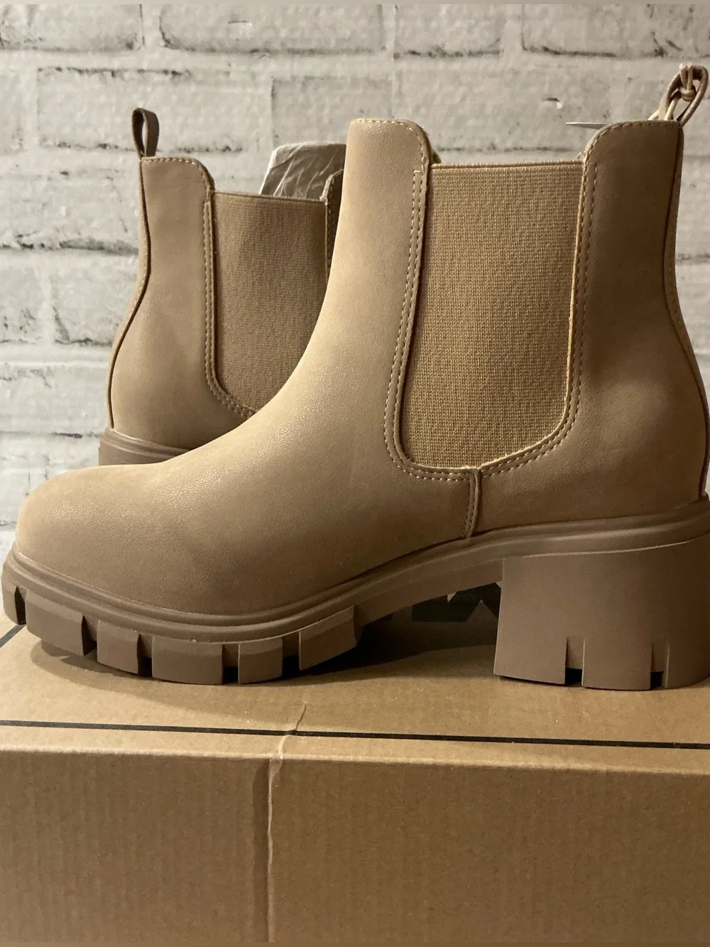 MIA Ivy Lug Sole Women’s Size 8.5 Chelsea Boot